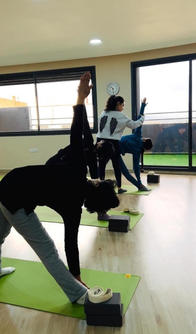 Hatha Yoga — posture debout au studio