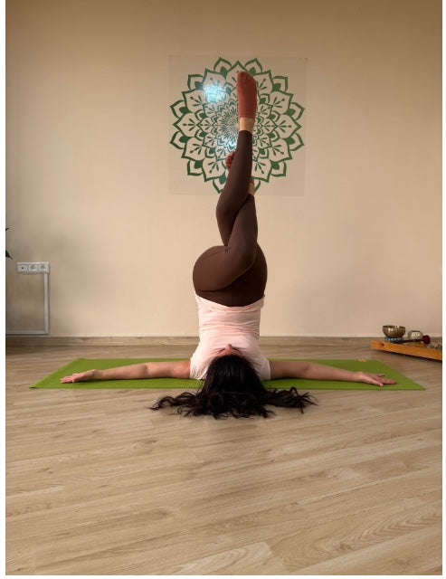 Hajar Ayach — posture inversée, yoga & nature
